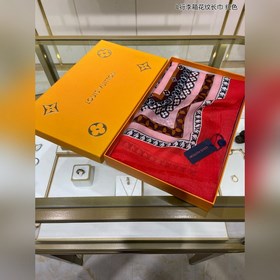 Длинный шарф из кашемира, представленный в отдельном отделе, засл