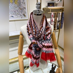 Длинный шарф из кашемира, представленный в отдельном отделе, засл