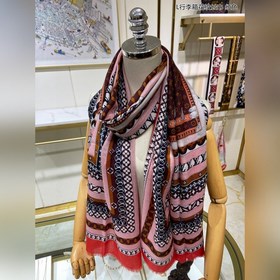 Длинный шарф из кашемира, представленный в отдельном отделе, засл