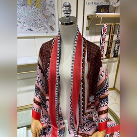 Длинный шарф из кашемира, представленный в отдельном отделе, засл