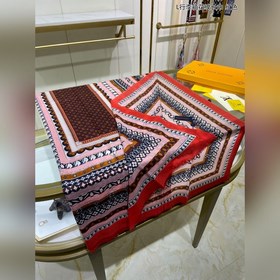 Длинный шарф из кашемира, представленный в отдельном отделе, засл