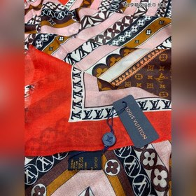 Длинный шарф из кашемира, представленный в отдельном отделе, засл