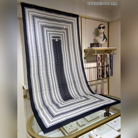 Длинный шарф из кашемира, представленный в отдельном отделе, засл