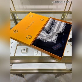 Длинный шарф из кашемира, представленный в отдельном отделе, засл