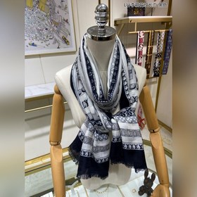 Длинный шарф из кашемира, представленный в отдельном отделе, засл