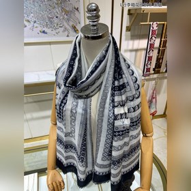 Длинный шарф из кашемира, представленный в отдельном отделе, засл