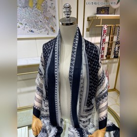Длинный шарф из кашемира, представленный в отдельном отделе, засл