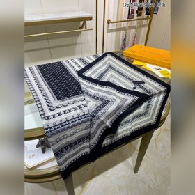 Длинный шарф из кашемира, представленный в отдельном отделе, засл