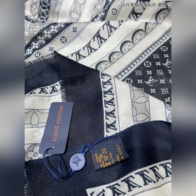 Длинный шарф из кашемира, представленный в отдельном отделе, засл