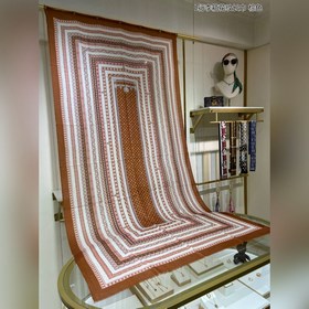 Длинный шарф из кашемира, представленный в отдельном отделе, засл