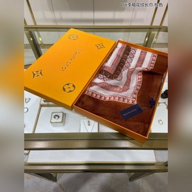 Длинный шарф из кашемира, представленный в отдельном отделе, засл