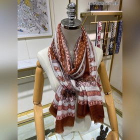 Длинный шарф из кашемира, представленный в отдельном отделе, засл