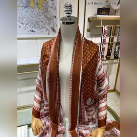 Длинный шарф из кашемира, представленный в отдельном отделе, засл