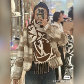 Новая модель шарфа Medallion от Dior на осень-зима 2023 года подч