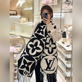 Новая модель шарфа Medallion от Dior на осень-зима 2023 года подч