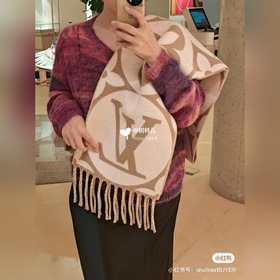 Новая модель шарфа Medallion от Dior на осень-зима 2023 года подч