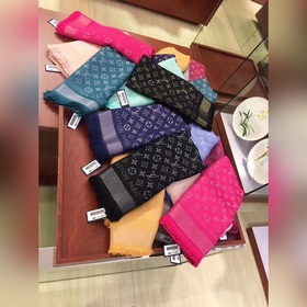 Louis Vuitton. [Черный серебряными нитями] [Классический квадратн
