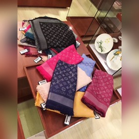 Louis Vuitton. [Черный серебряными нитями] [Классический квадратн