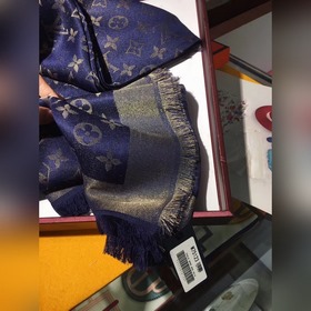 Louis Vuitton. [Синий с золотыми нитями] [Классический квадратный