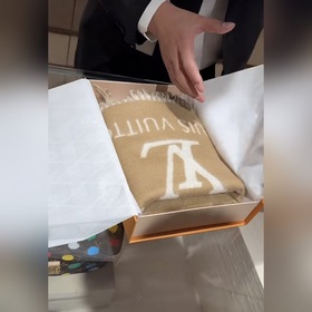 Шерстяной шарф LV REYKJAVIK. В магазинах на материке постоянно не