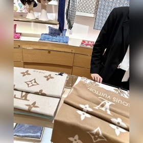 Шерстяной шарф LV REYKJAVIK. В магазинах на материке постоянно не