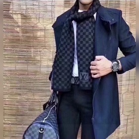 LOUIS VUITTON Этот шарф etit Damier отличается мягкой текстурой и