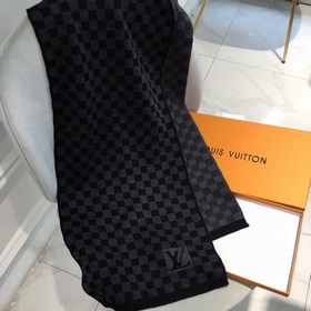 LOUIS VUITTON Этот шарф etit Damier отличается мягкой текстурой и