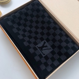 LOUIS VUITTON Этот шарф etit Damier отличается мягкой текстурой и