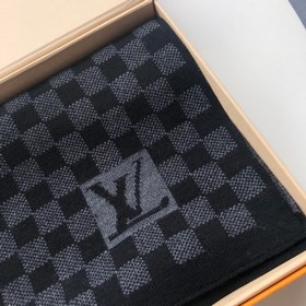 LOUIS VUITTON Этот шарф etit Damier отличается мягкой текстурой и
