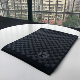 LOUIS VUITTON Этот шарф etit Damier отличается мягкой текстурой и