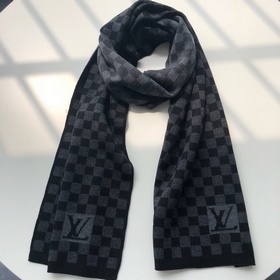 LOUIS VUITTON Этот шарф etit Damier отличается мягкой текстурой и