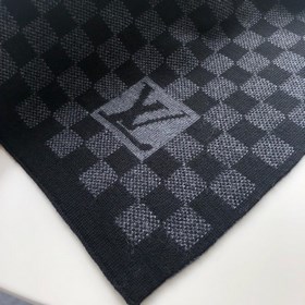 LOUIS VUITTON Этот шарф etit Damier отличается мягкой текстурой и