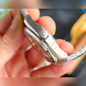 Новейший механизм V12 8500 с коаксиальным ротором, три функции в 