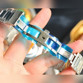 Новейший механизм V12 8500 с коаксиальным ротором, три функции в 