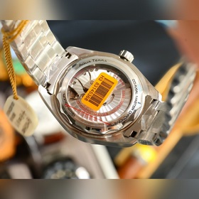 Новейший механизм V12 8500 с коаксиальным ротором, три функции в 