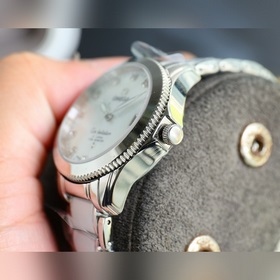 Золотой белый Бренд Omega Модель Новая женская механическая часы 