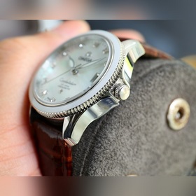 Золотой белый Бренд Omega Модель Новая женская механическая часы 