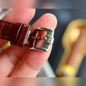 Золотой белый Бренд Omega Модель Новая женская механическая часы 