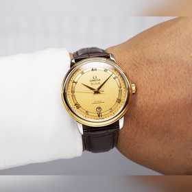 Серия Omega Seamaster - часы для пар. Подлинный дизайн, надписи н