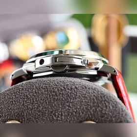 Точно такая же модель, как у Ди Ли Жэба Бренд： Panerai Серия： LU