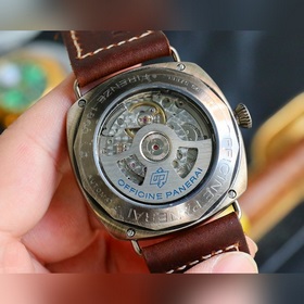 Новая модель Panerai SUBMERSIBLE BMG-TECH — 44-миллиметровые часы