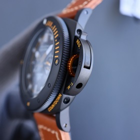 V7 Panerai возвращается, приветствуя возвращение короля. Вращающи