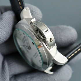 Panerai AM01036 [V8 версия, эксклюзивно в продаже] — это усоверше