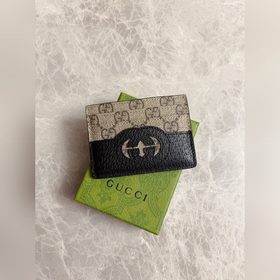 Новейшая модель Gucci — мужской кожаный кошелек с ажурными двойны