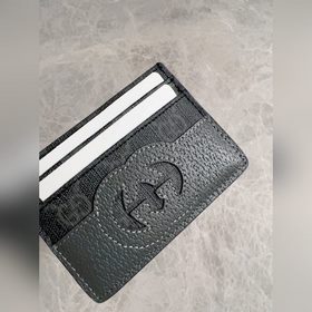 Новейшая модель Gucci — мужской кожаный кошелек с ажурными двойны