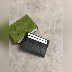 Новейшая модель Gucci — мужской кожаный кошелек с ажурными двойны