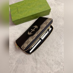 Новейшая модель Gucci — мужской кошелек на молнии с ажурными двой