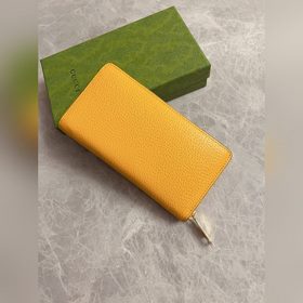 Новейшая модель Gucci — мужской кошелек на молнии с ажурными двой