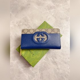 Новейшая модель Gucci — мужской кошелек на молнии с ажурными двой