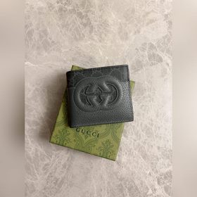 Новейший короткий мужской кошелек Gucci украшен ажурными переплет
